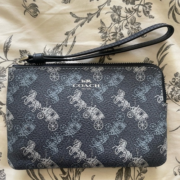 Coach  Wristlet new w/ no tags - Picture 1 of 3